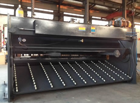 QC12Y-6X3200液壓擺式氣動(dòng)托料剪板機(jī)